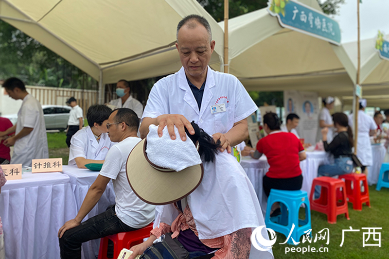 义诊活动。人民网 冯肖慧摄