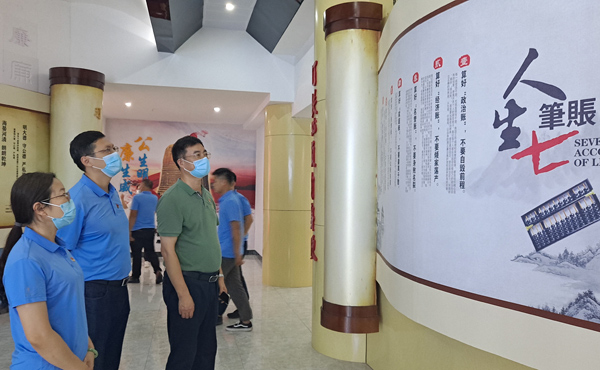 北海市局组织党员参观廉洁文化展。廖天天摄