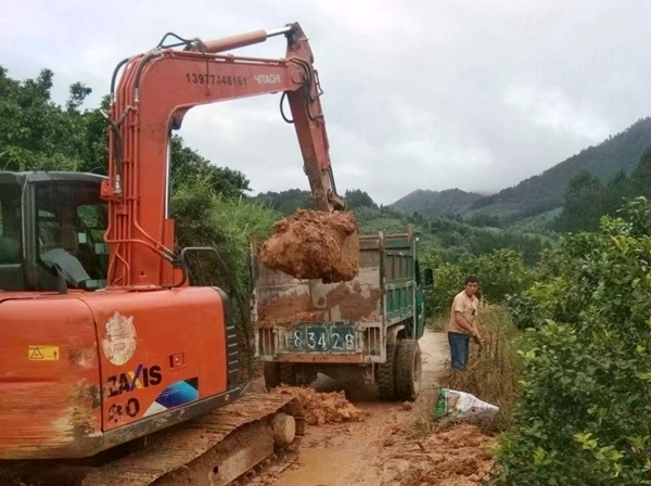 青年突击队疏通塌方路段。龙江摄