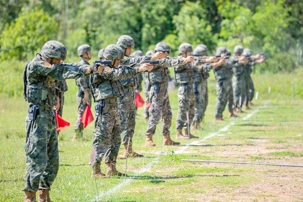 武警特战队员正在进行手枪多种姿势射击考核。