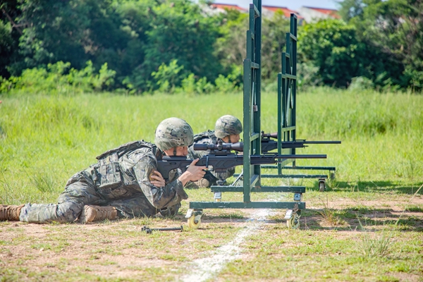 武警特战队员正在进行狙击应用射击考核。