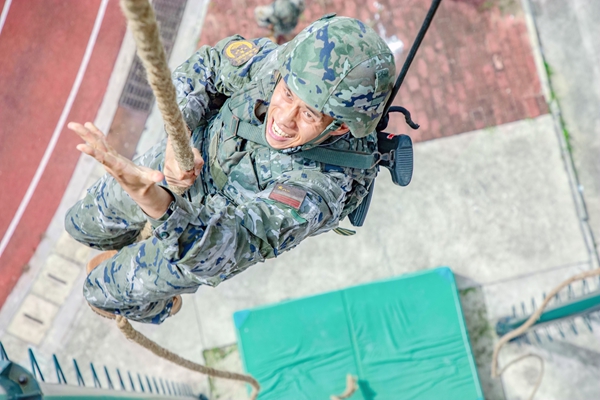 武警特战队员正在进行抓绳上考核。