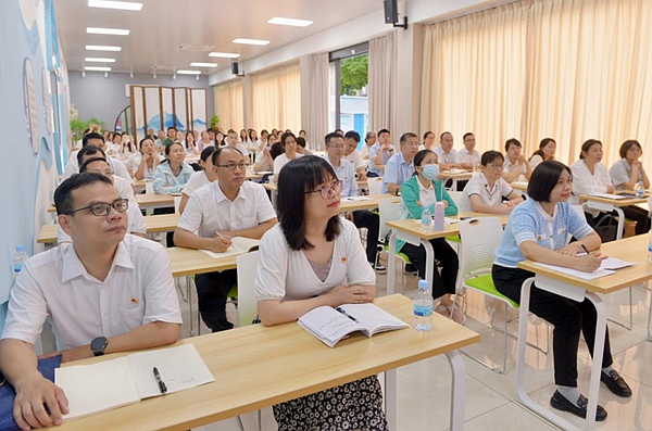 学员们认真听讲。杨健摄