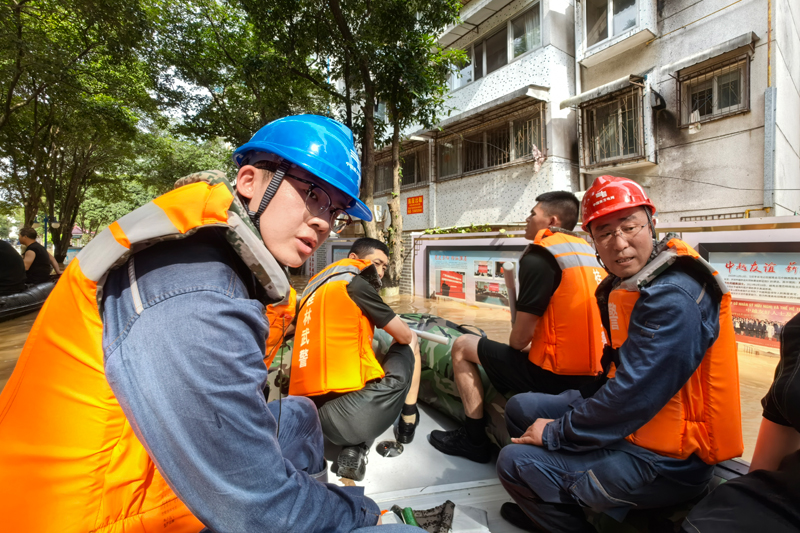 6月20日，桂林供电局城中分局工作人员乘坐武警部队皮艇到桂林南溪山医院检查紧急避险的涉水供电设备。莫希涛摄