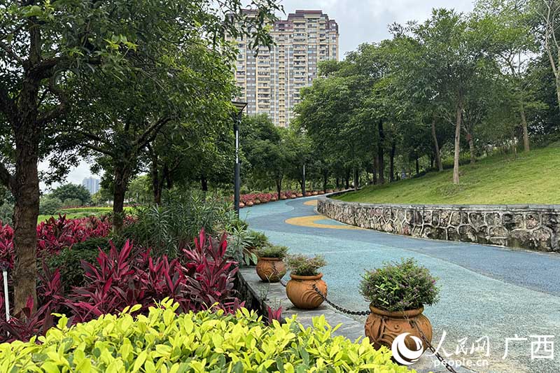 干净整洁的那考河湿地公园。人民网 班小晴摄