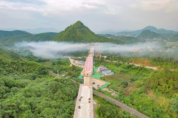 箱梁转体成功，完成精准定位。封荣权摄 