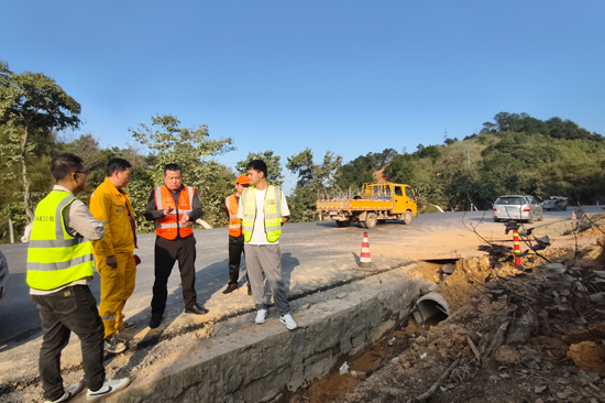 藤县公路养护中心工作人员在施工现场进行技术指导。许祥伟 摄