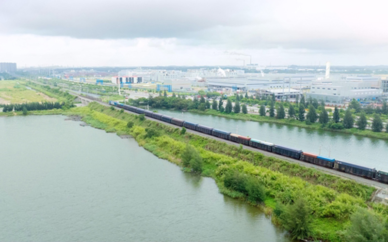 今年西部陆海新通道班列运输货物突破40万标箱
