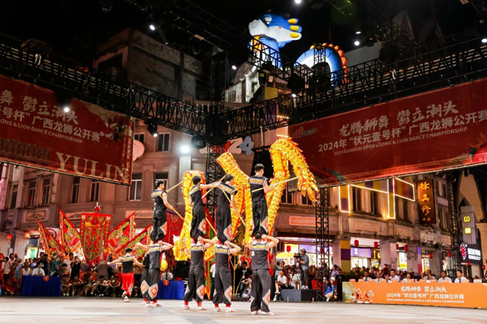 競技舞龍項目上演高難度動作。玉林市玉州區委宣傳部供圖
