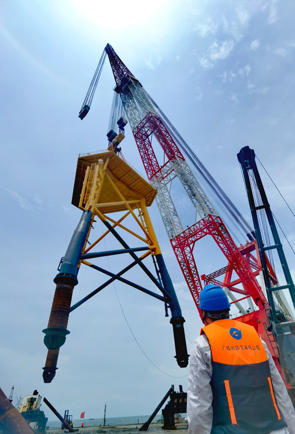 广西防城港海上风电示范项目导管架吊装。项目部供图