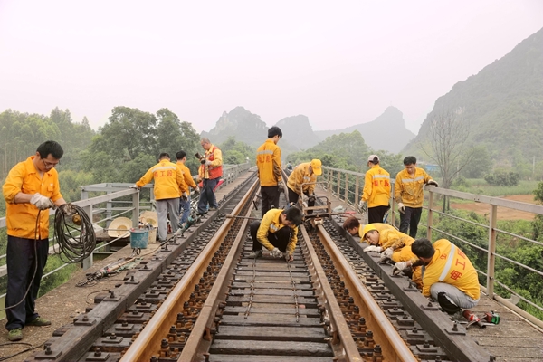 作业人员利用维修“天窗”进行桥梁维修作业。冯博摄