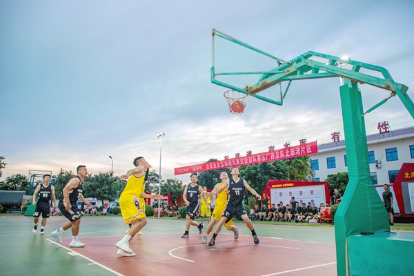 球员正在罚球。