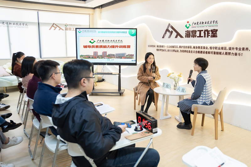 辅导员们在素质能力提升训练营中模拟案例研讨。宋景弘摄