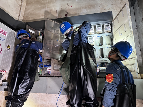6月22日，南方电网广西钦州新区供电局工作人员负责对桂林市漓江壹号龙腾阁一号公变低压分接箱入户断路器进行更换，接通入户线。许裕摄