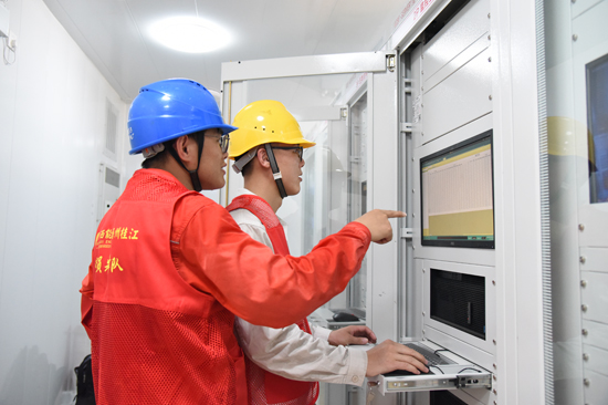 运维人员确认设备参数。广西能源股份供图
