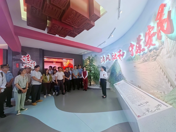 图为融安分公司组织党员干部到融安县廉政文化教育中心开展实地廉政教育.jpg