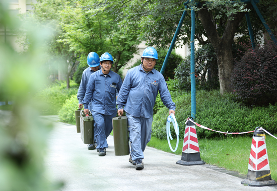 6月23日，南方电网广西百色供电局应急支援队伍对桂林玉桂府小区应急发电车加油，保障发电机正常运行。班祖昌摄