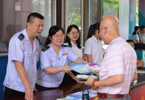 玉林市玉州区税务局在十四届中国（玉林）中医药博览会设置税费宣传驿站，为来自全国各地的药商提供税费咨询服务。邓宗权摄