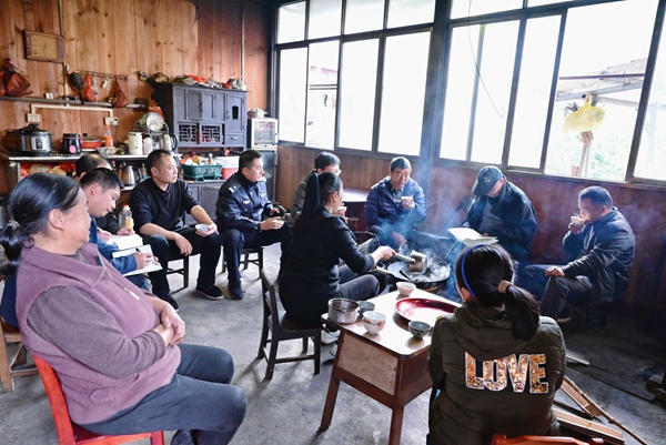 图为2024年3月，河口瑶族人大主席团联合该乡派出所开展“四碗油茶”化解山林纠纷现场