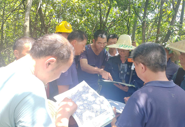 2023年7月30日，河口瑶族乡猴背村罗家组与龙胜县江底乡李江村向阳组双方现场查看图纸，核对资源县将军台风电项目征地双方的界线