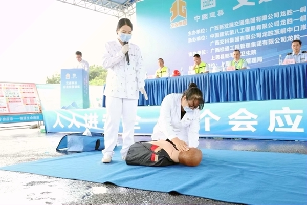 卫生院工作人员讲解急救知识。