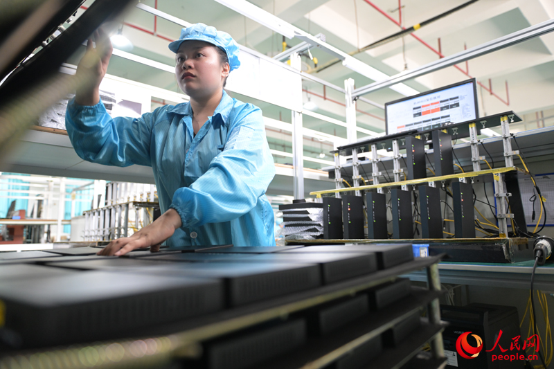 深圳瑞吉联科技有限公司在东兴的生产基地。人民网 雷琦竣摄