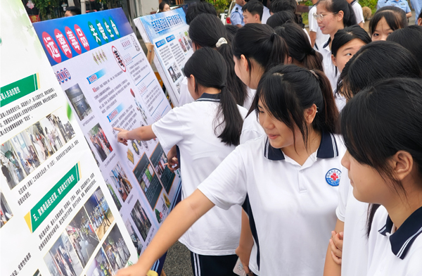 学生们在观看禁毒宣传展板内容