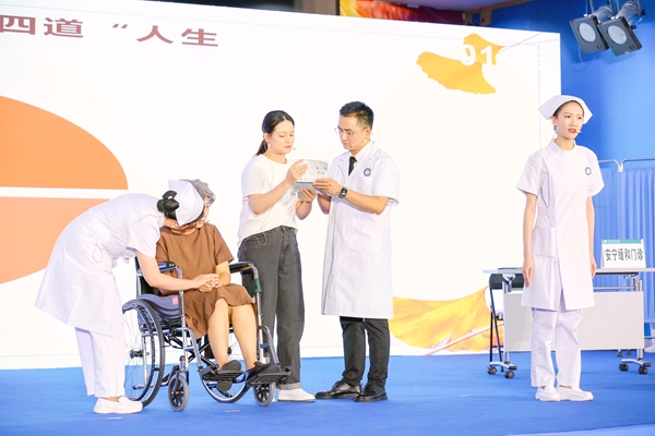 作品《生而有爱，别亦无憾》。李杨凤摄