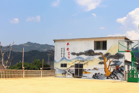 图为西林县马蚌镇马麻村群众利用院墙创作法治院景。西林县委政法委供图