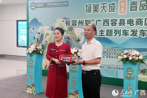 赠送地铁模型。人民网记者 王勇摄