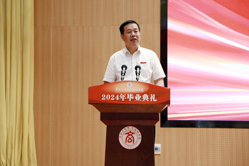 李维作毕业典礼讲话。学校融媒体中心供图