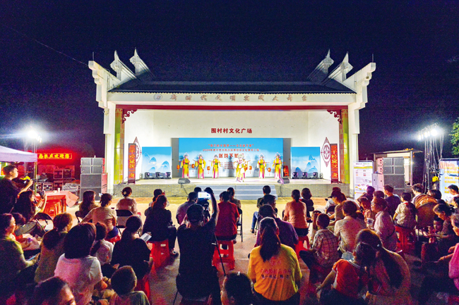 圖為粵劇《貴妃醉酒》演出現場。記者黃維業攝