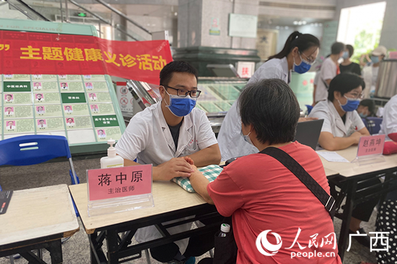 医生为市民把脉问诊。人民网 冯肖慧摄