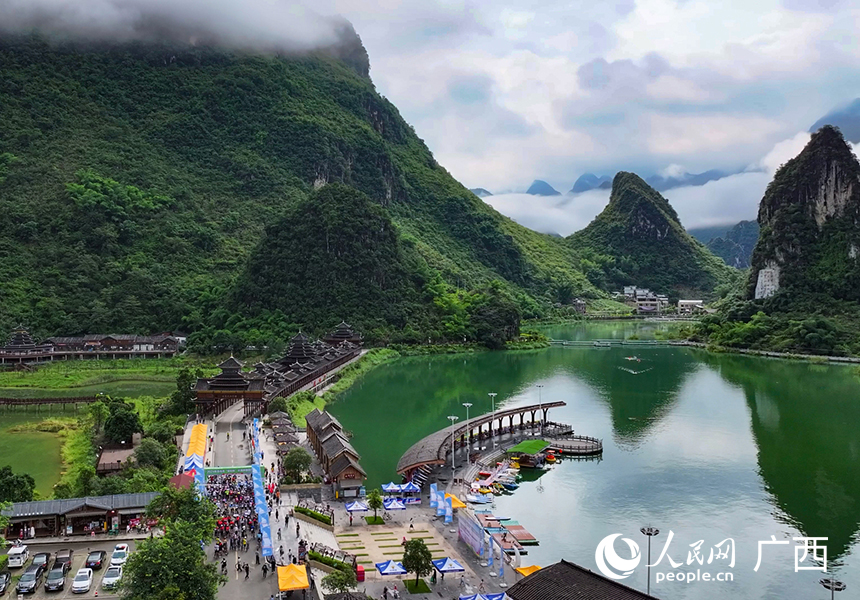 百色市凌雲縣浩坤湖景區景色優美。人民網 雷琦竣攝