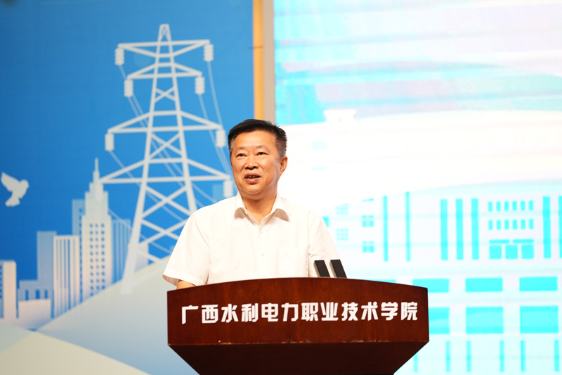 自治区水利厅副厅长李建文讲话。学校供图