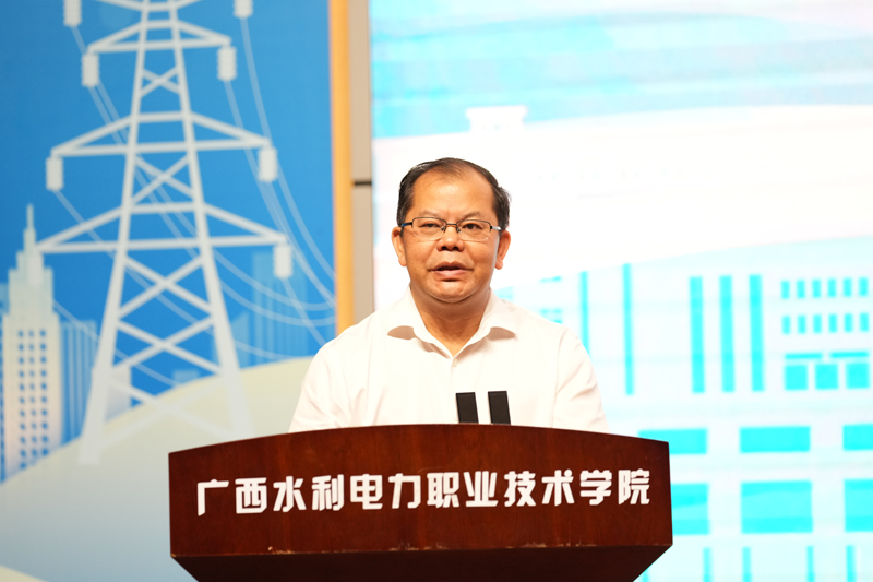 广西水电职院党委书记罗显克讲话。学校供图