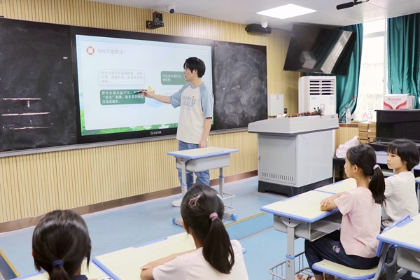 荔浦分公司党员在给小学生讲课。