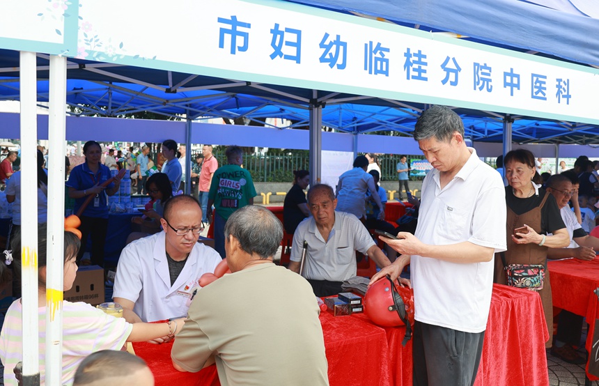 义诊活动。李玉梅摄