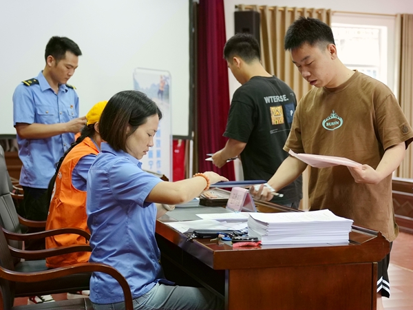 南宁供电段新职人员正在进行人事档案填写、党团组织关系转接。覃丹丹摄