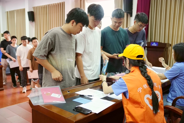 南宁供电段新职人员正在进行人事档案填写、党团组织关系转接。覃丹丹摄