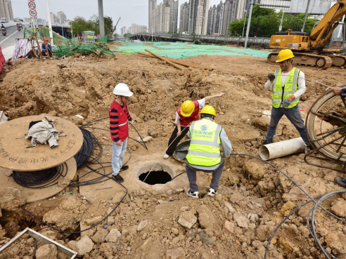 广西移动突击队进行平陆运河建设区域的网络进行迁改。雷震勇摄