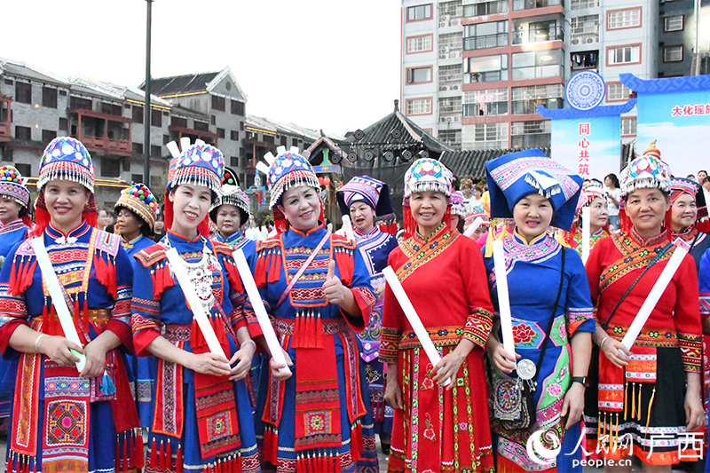 各族同胞身著民族盛裝。人民網 馮肖慧攝