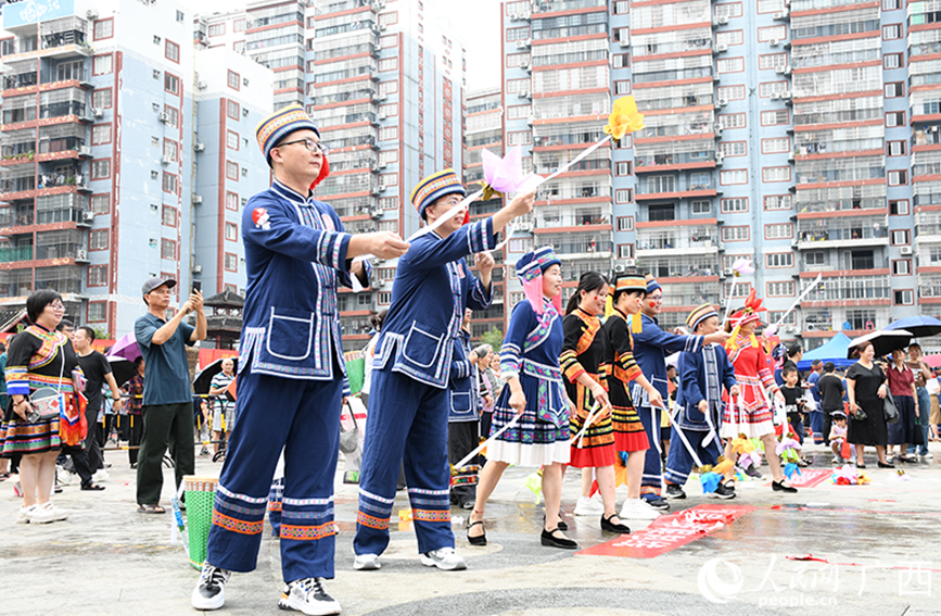 拋繡球。人民網 馮肖慧攝