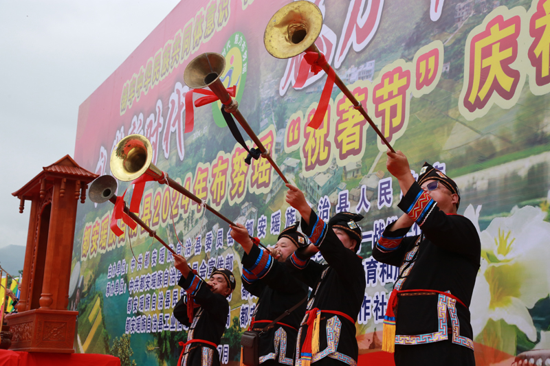 奏大乐，请铜鼓。