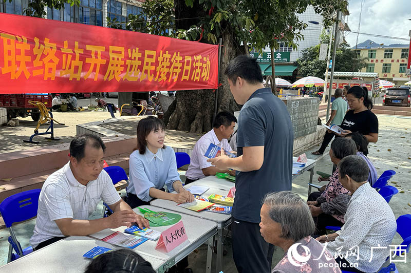黄卓菲（左二）在选民接待日活动上与群众交流。人民网 班小晴摄