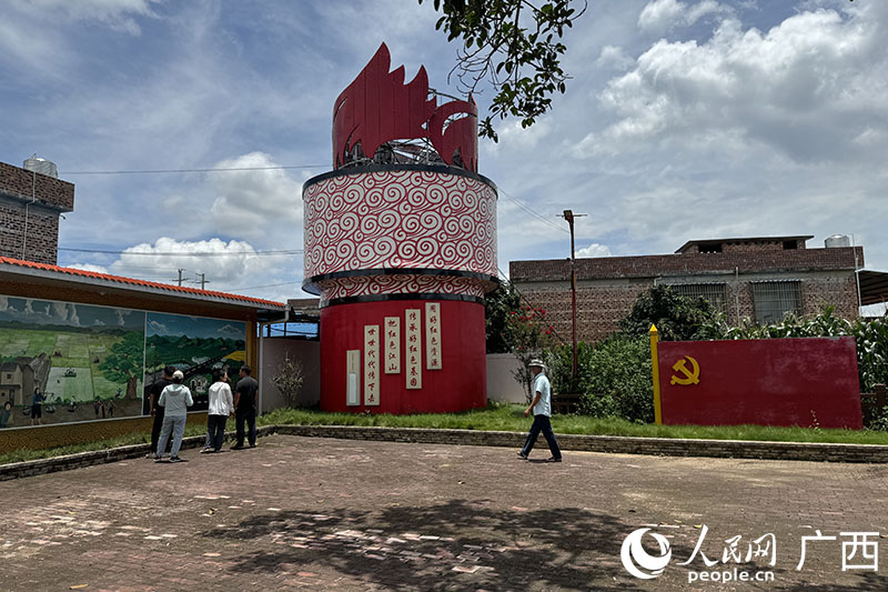 庆乐村的红色文化广场。人民网 班小晴摄