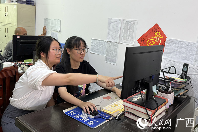 “太平代表说故事”微信公众号推文编辑现场。人民网 班小晴摄