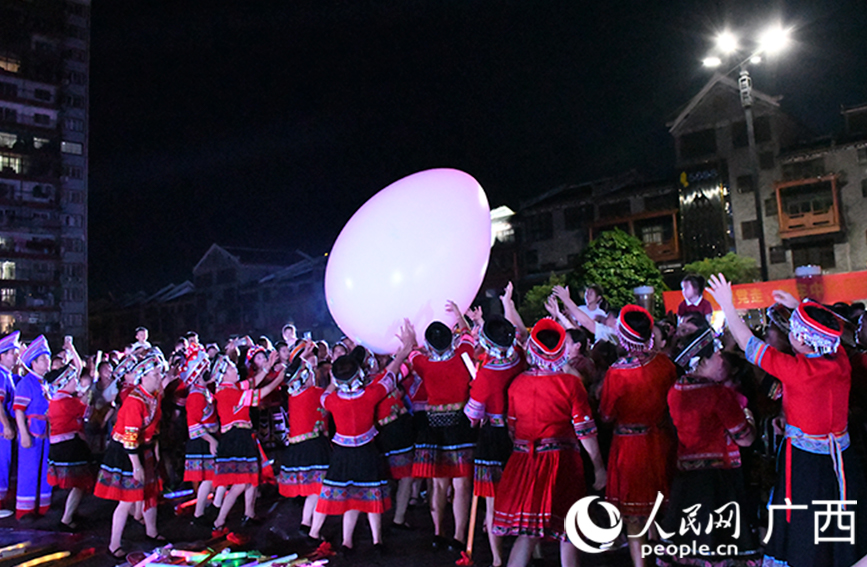 篝火晚会上，精彩非遗民俗节目轮番上演。人民网 冯肖慧摄