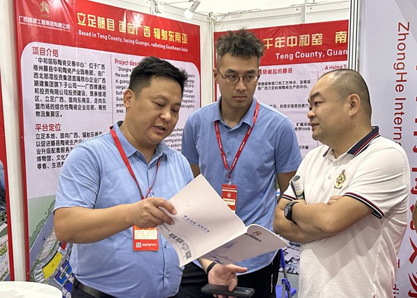 广西路建集团运营团队向客户介绍产品。韦祎摄