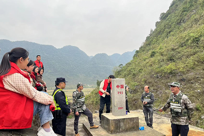 开展“界碑微党课”活动。岳圩镇人民政府供图